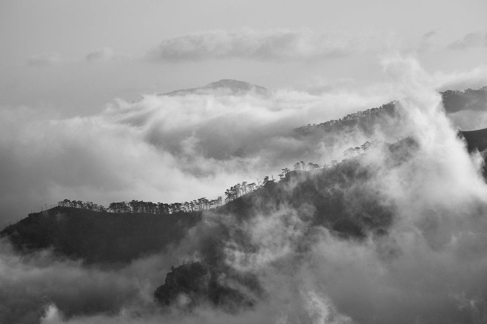 Хребет Иограф в облаках