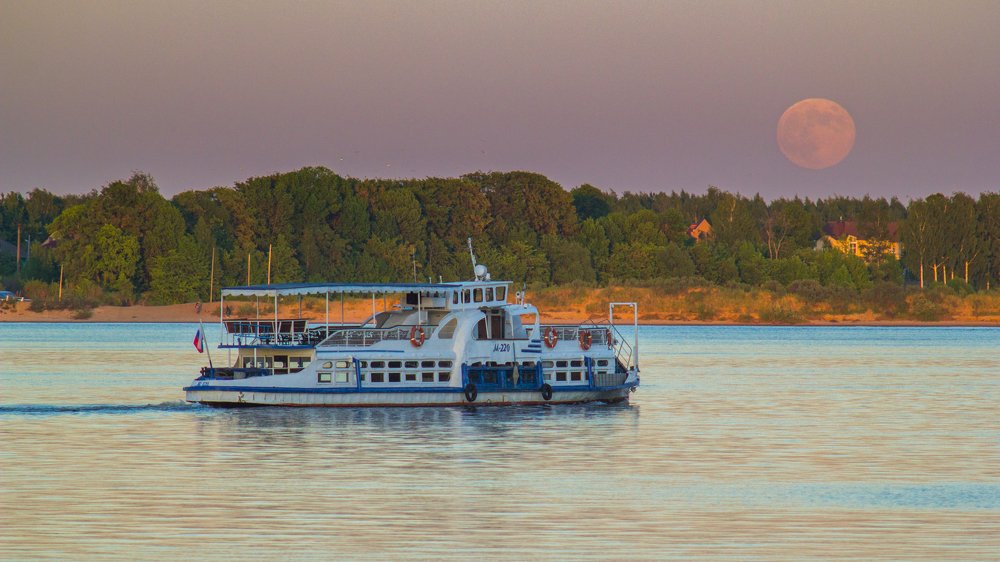 Проплывая мимо Луны