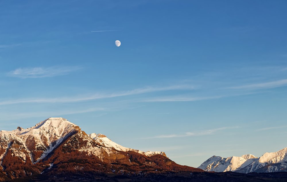 Le jour s'estompe,la Lune se lève.