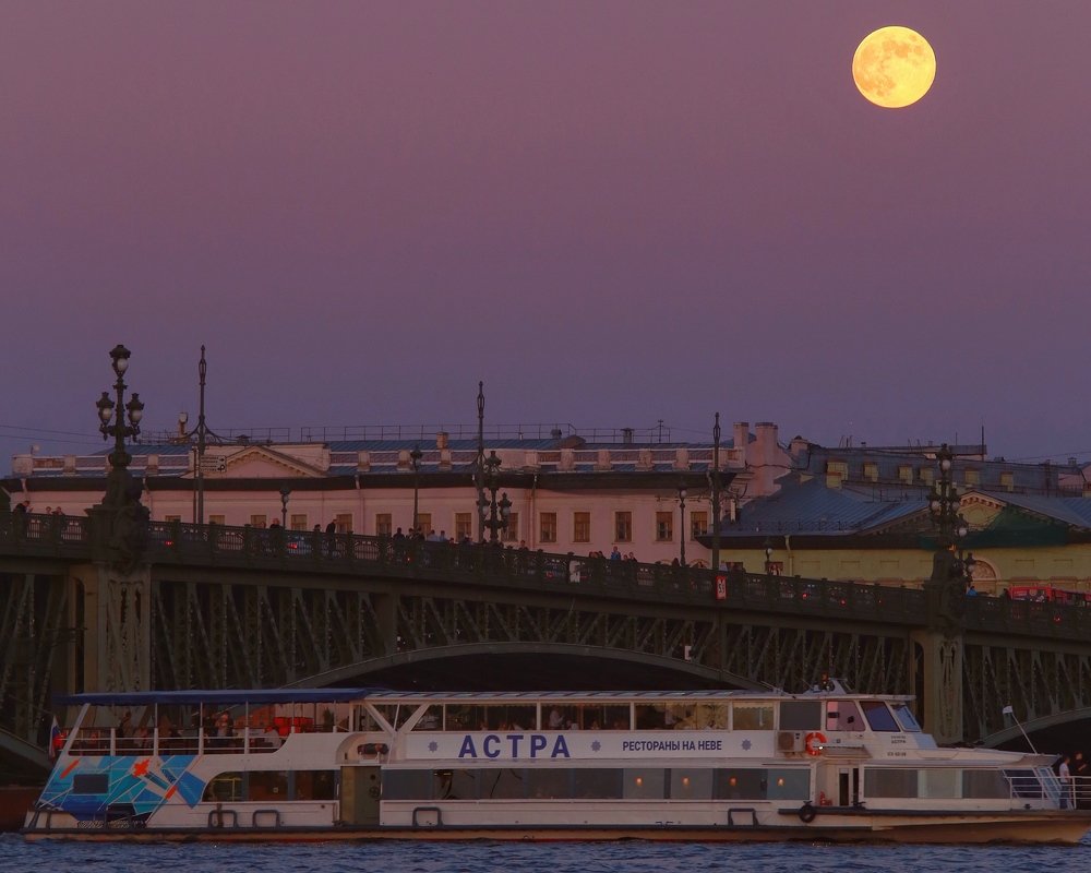 Полная луна на закате