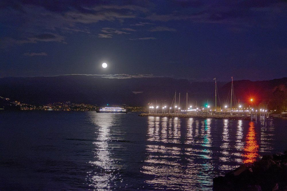 Cross-border workers under the moon.