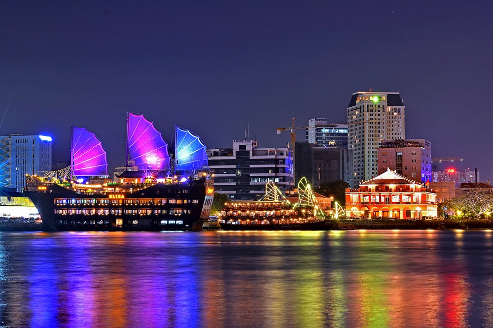 Cảng nhà Rồng về đêm