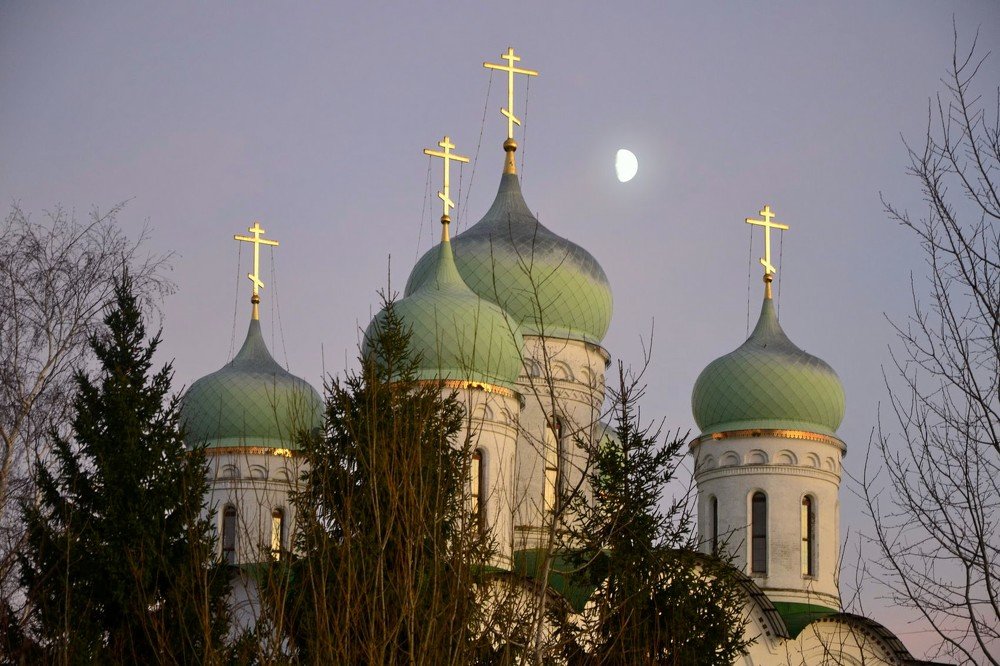 Луна,купола и декабрь.