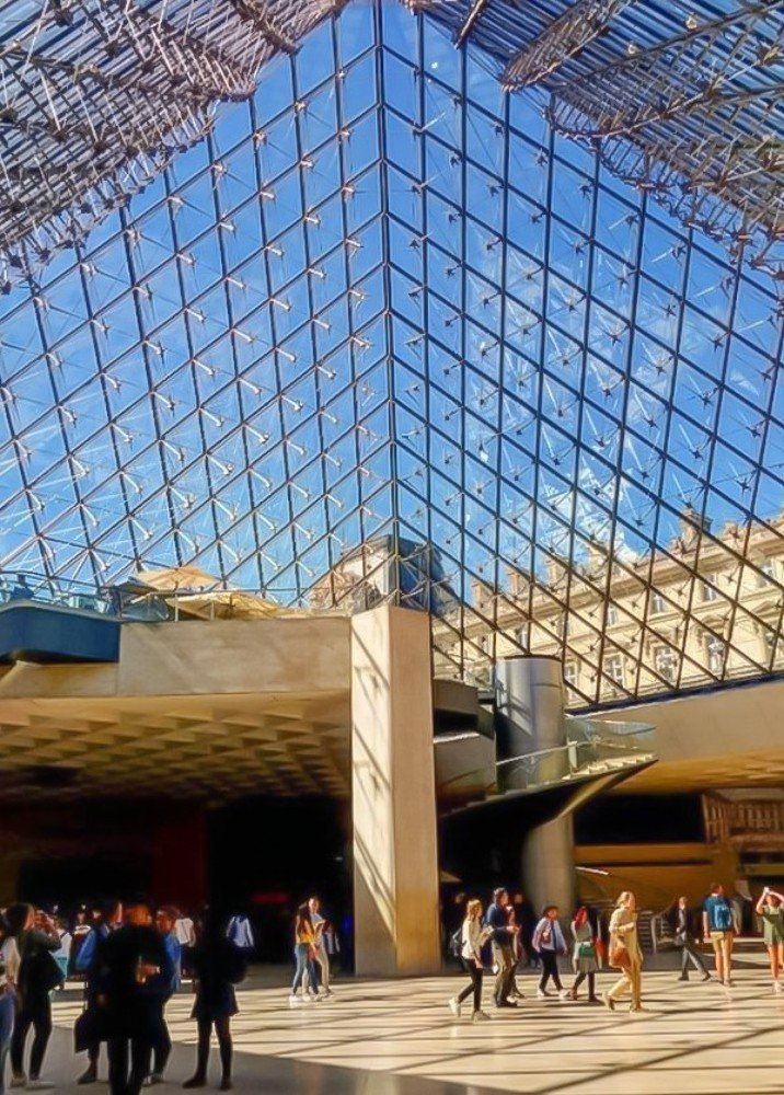 В пирамиде Лувра.