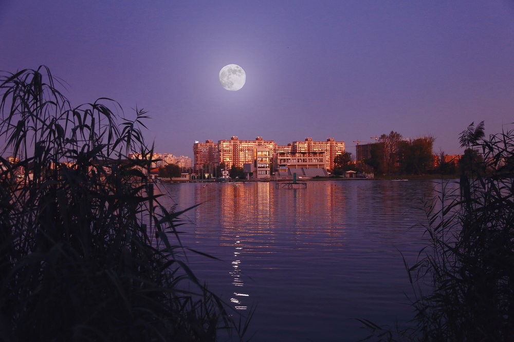 Восход луны на закате солнца.