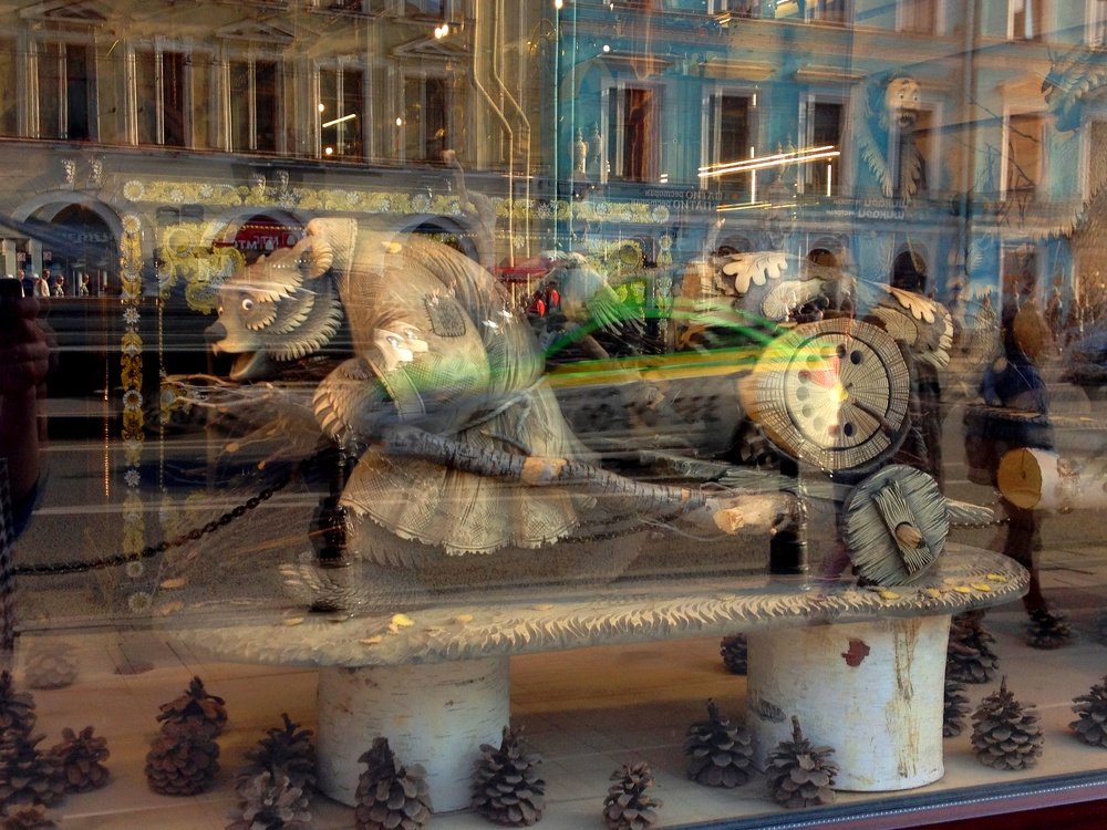 Отражение Невского в витрине магазинчика