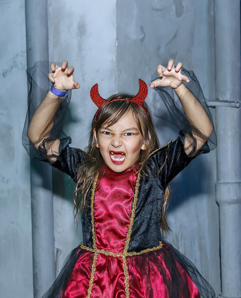 Юная демонесса