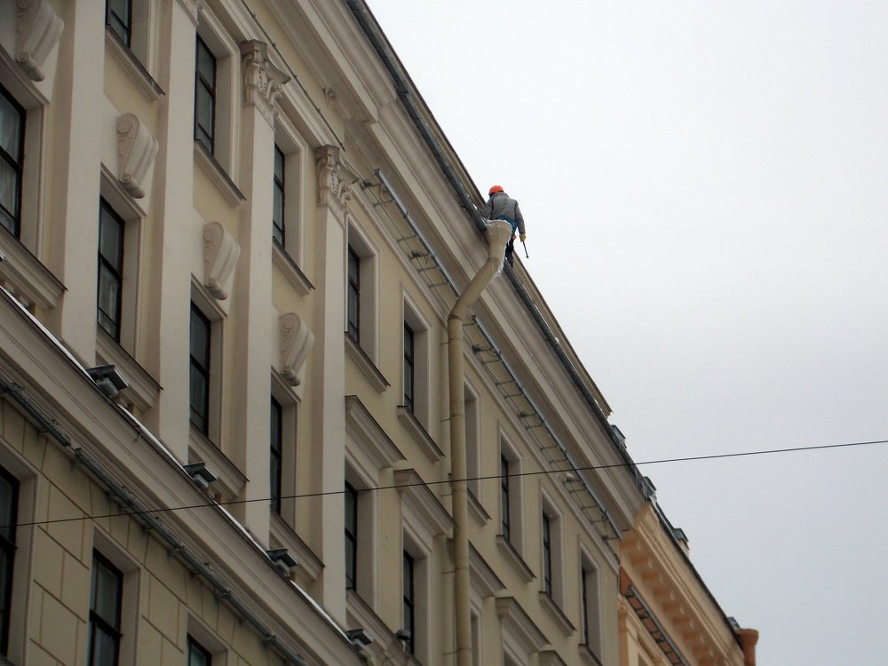Рабочий на крыше. Сенная площадь, СПб.