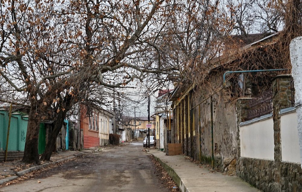 Пустая осенняя улица.