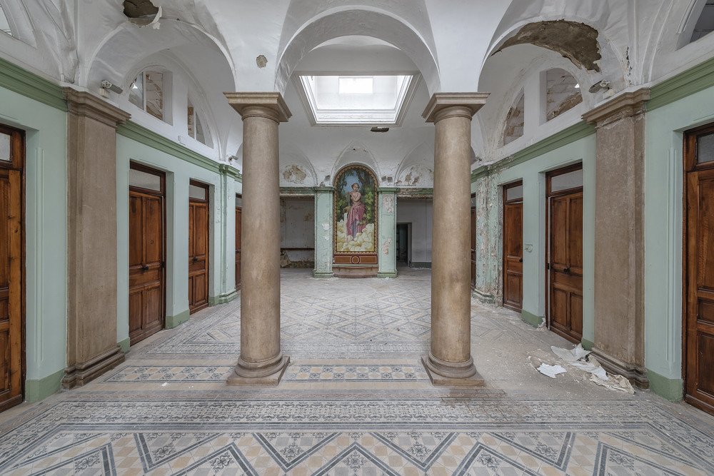 Photograph by FRANCIS MESLET