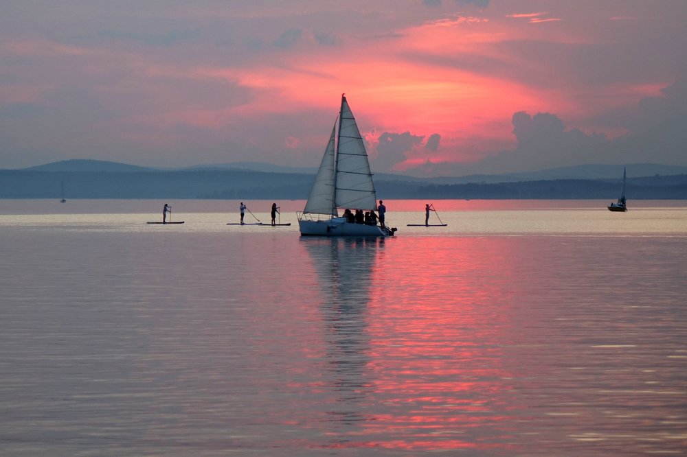 По водной глади…