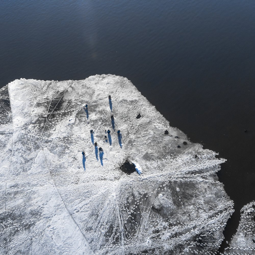 Рыбаки на льду реки Ангары, возле поселка Стрелка