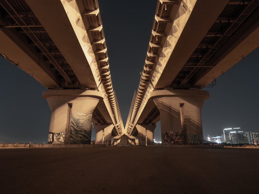 Под мостом.