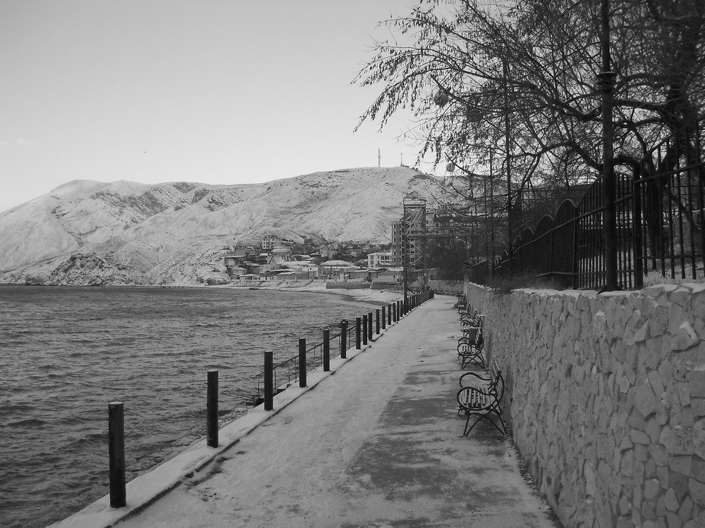 Зимой у моря.