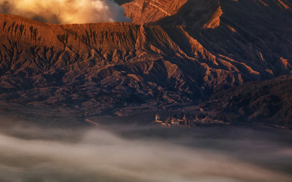 Храм у подножия вулкана Бромо, Индонезия