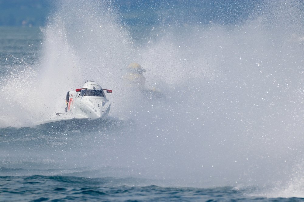 F1H2O motorboat racing in the mist