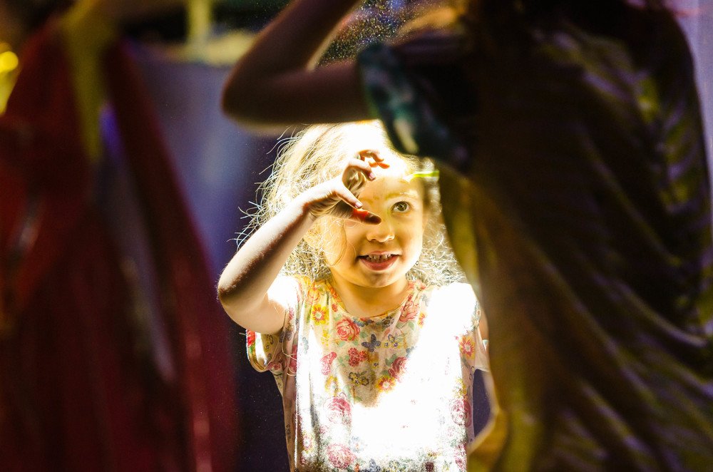 В танце света