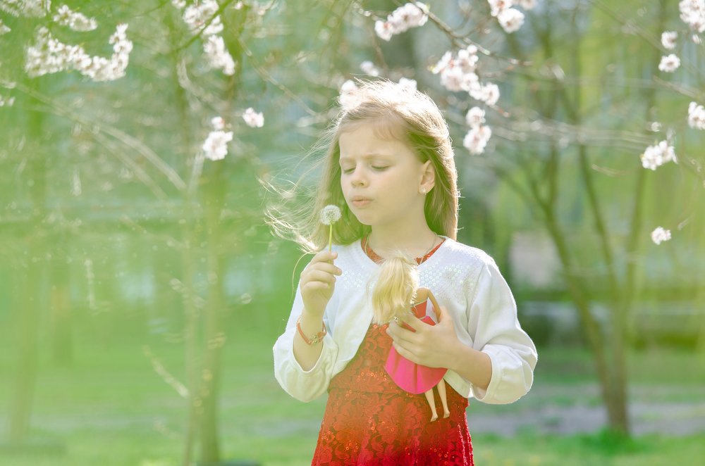 Девочка и одуванчик