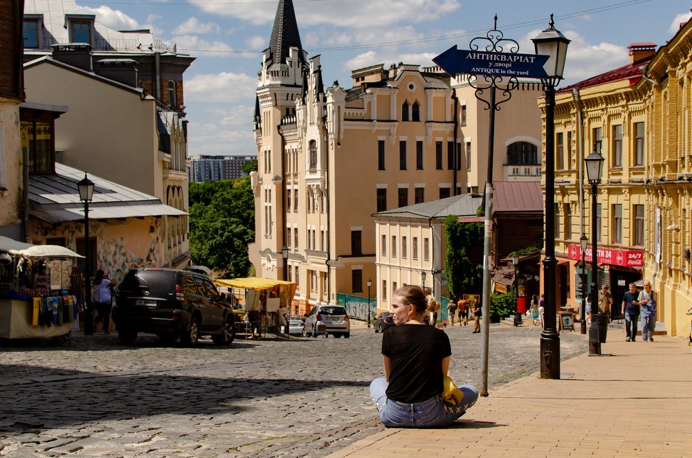 Сидящая незнакомка