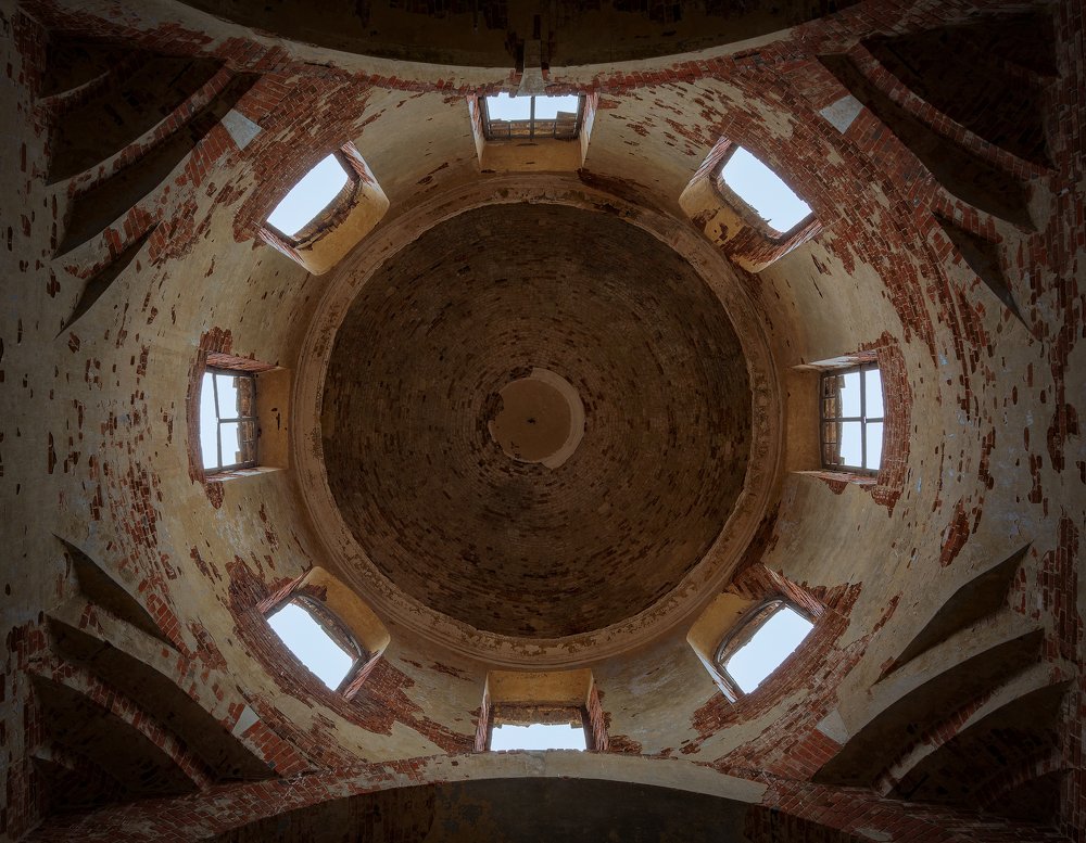 Под куполом руин