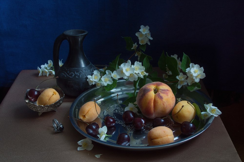 Натюрморт с черным кувшином и фруктами