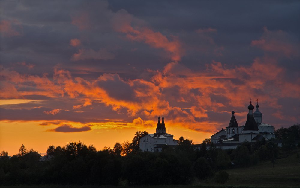 Вечер в монастыре.