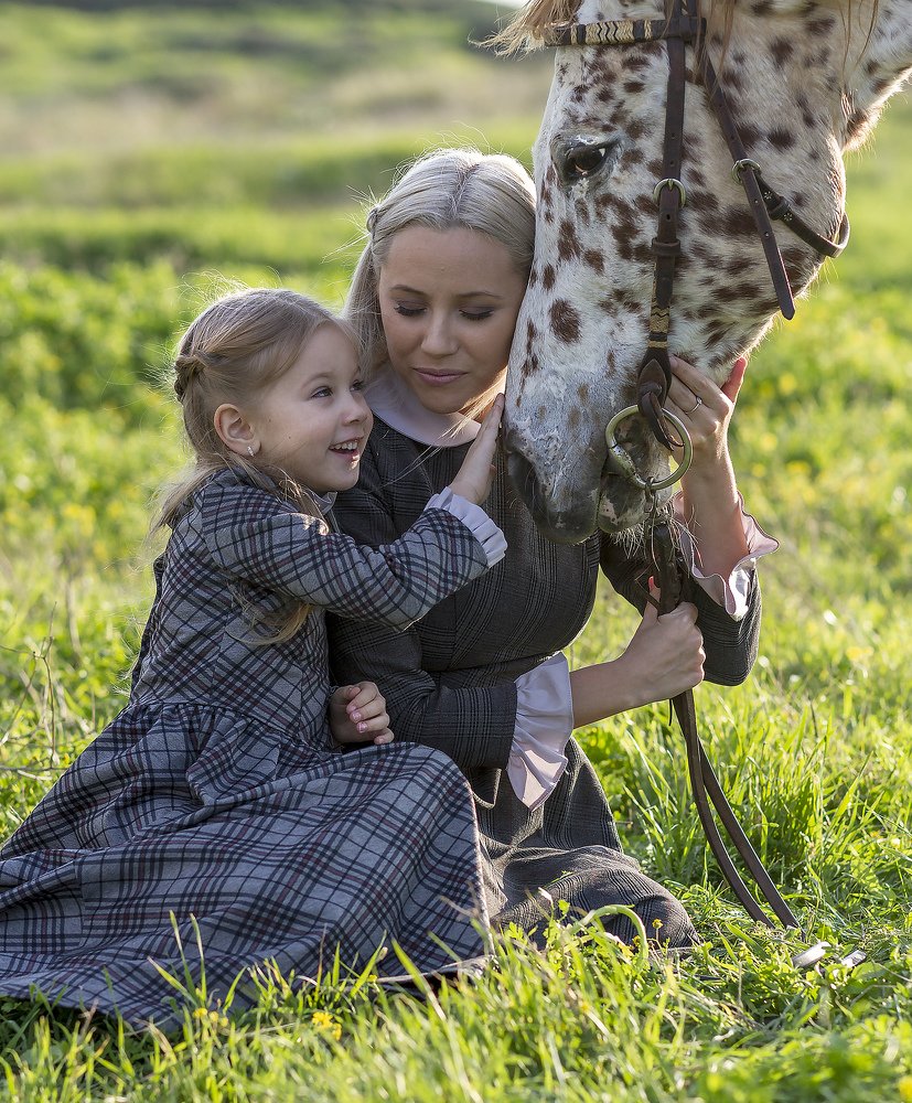 Mother, daughter and horse
