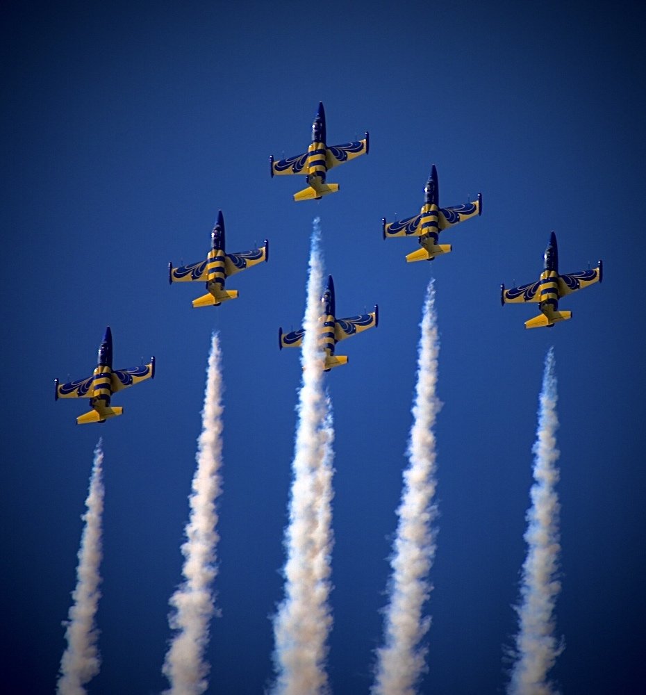 Крылом к крылу мы мчимся вверх