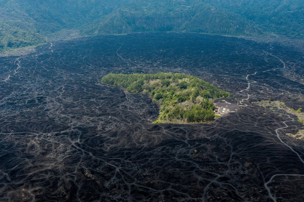 Вокруг лавы.