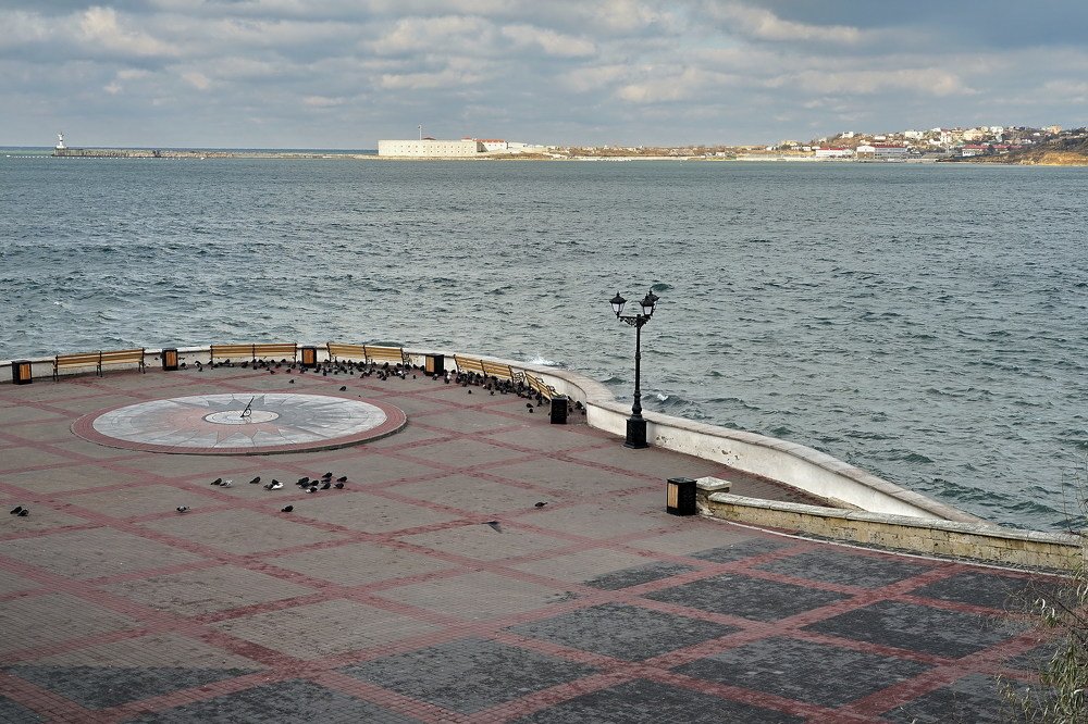 Пустая набережная.