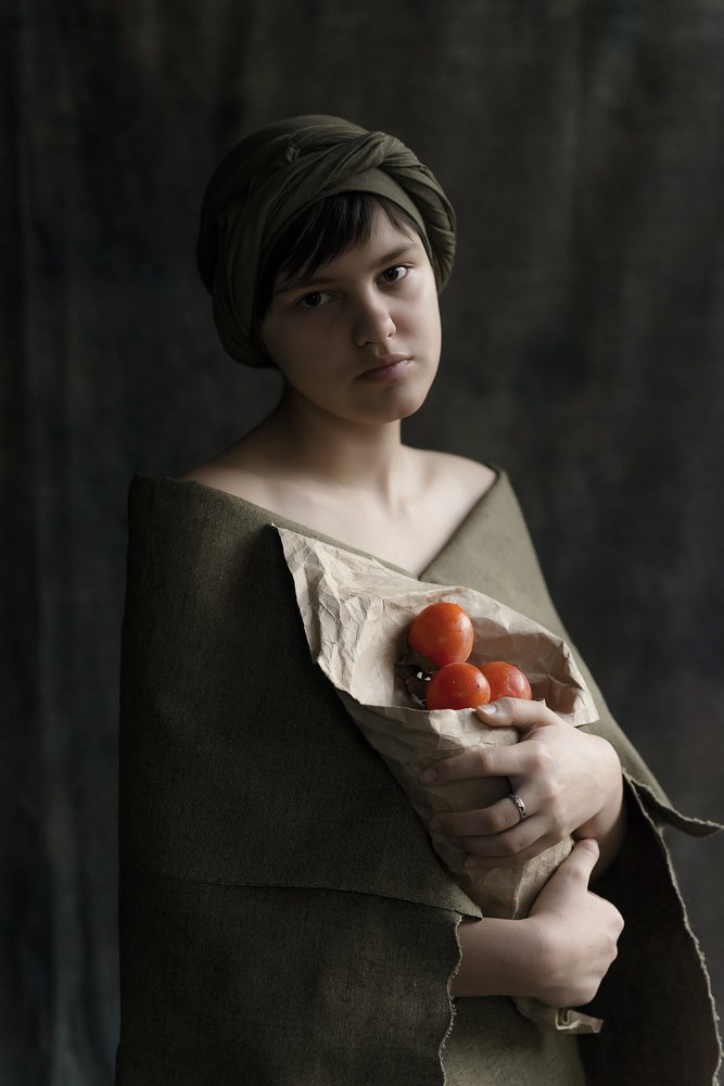 Девушка с хурмой