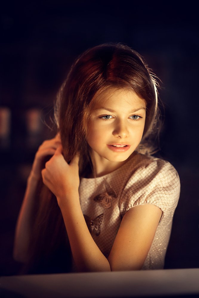 девочка у окна