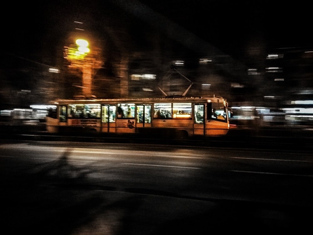 Ночь. Улица. Трамвай.