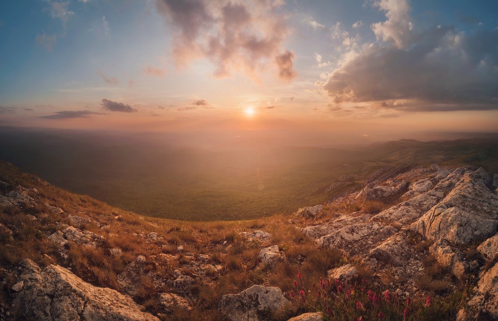 Закат в горах Крыма