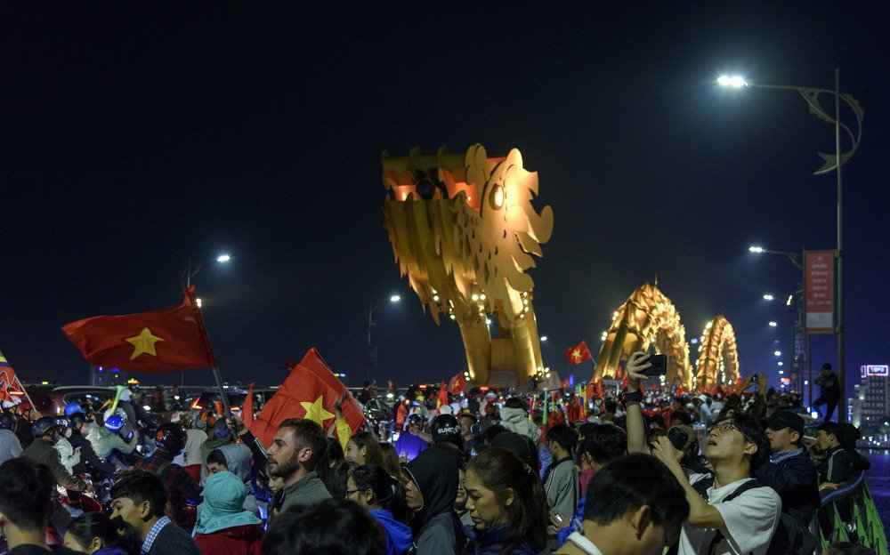 Rồng Việt Bay cao