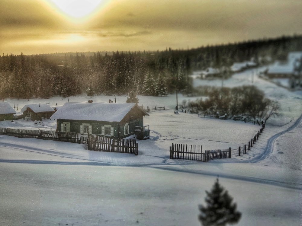 У леса на опушке жила зима в избушке