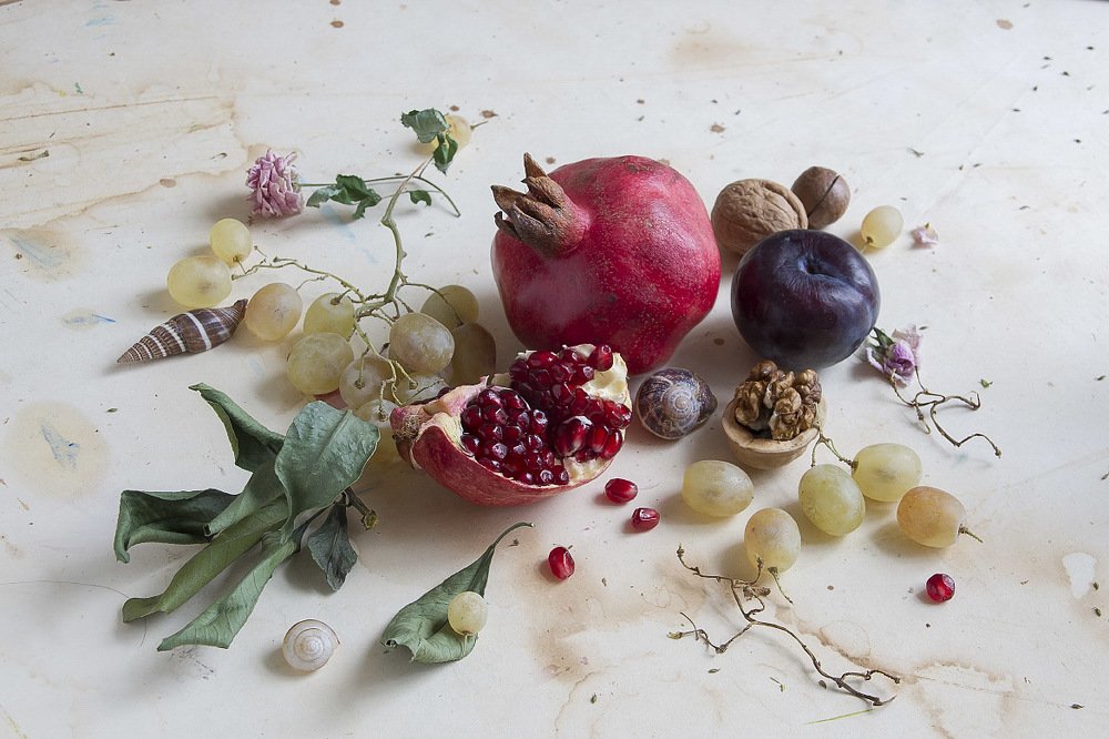 Натюрморт с гранатом.