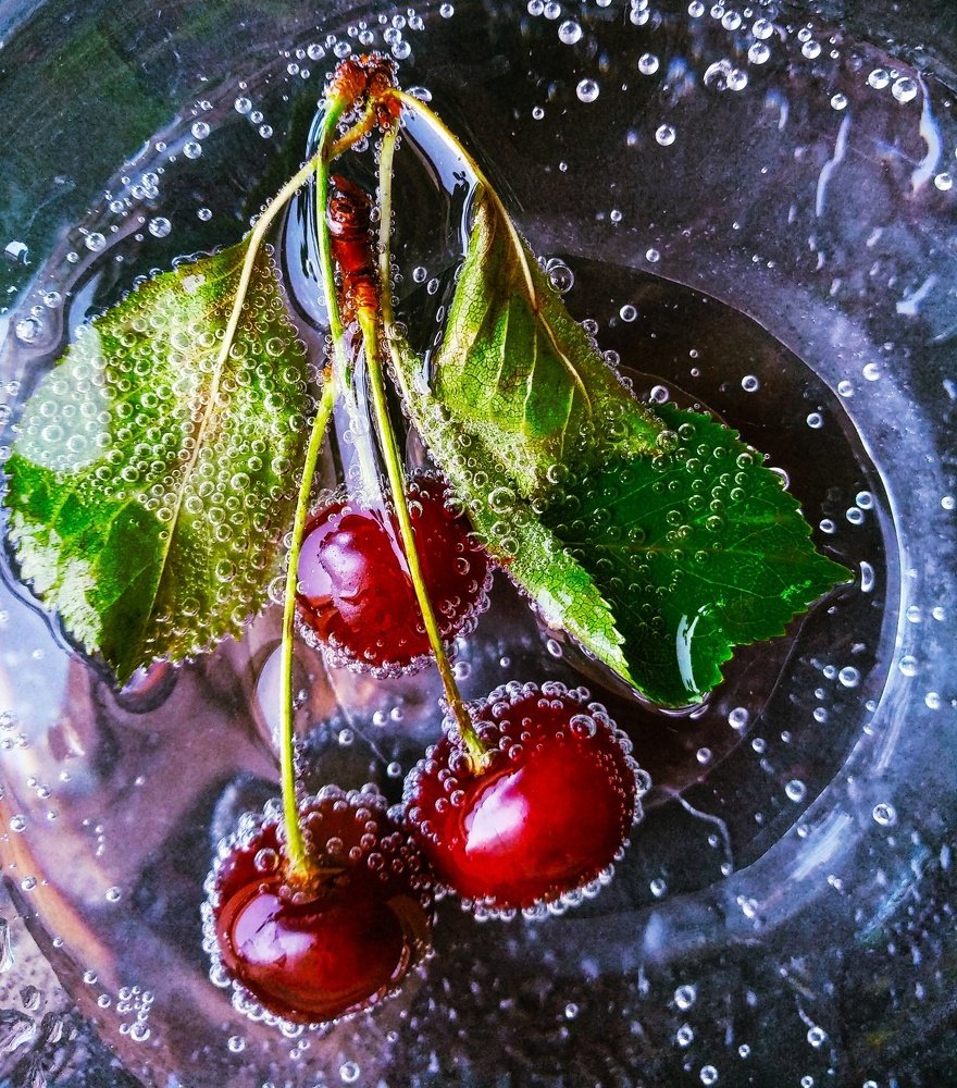 Спелые вишни.