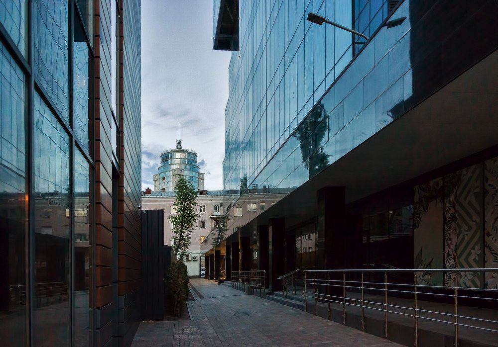 Меж стекла и бетона