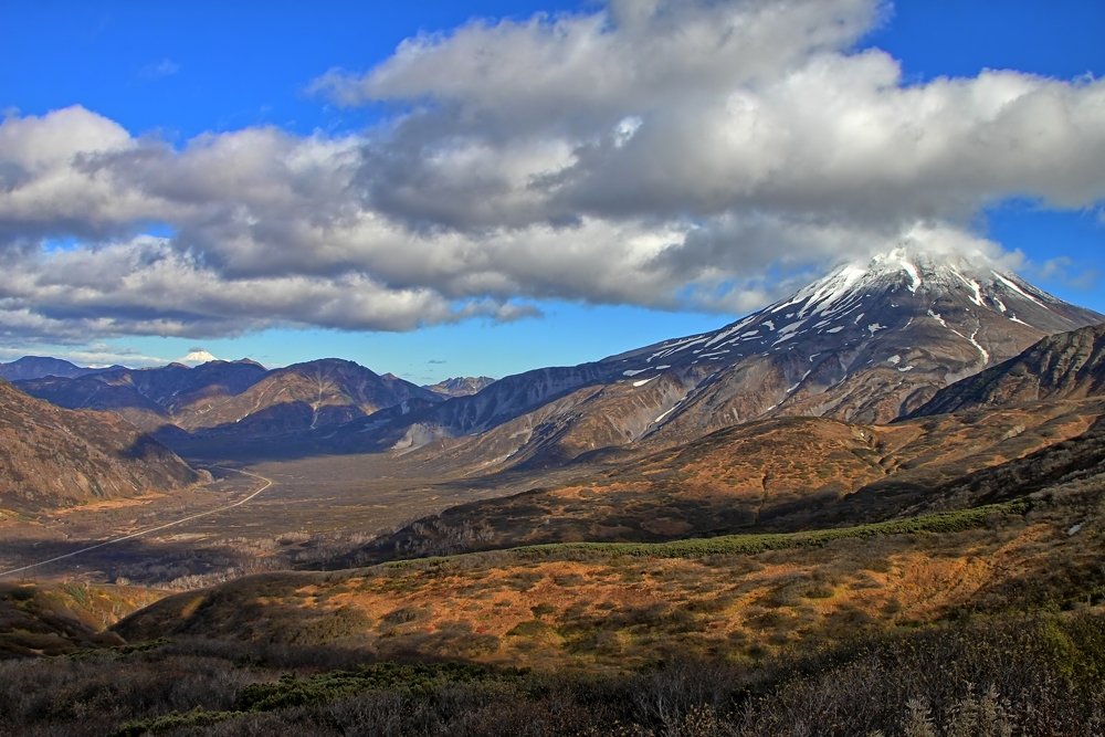Вид на Вилючинский вулкан и дорогу на Елизово с Вилючинского перевала.