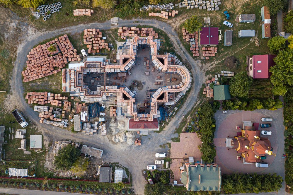 Строящейся храм