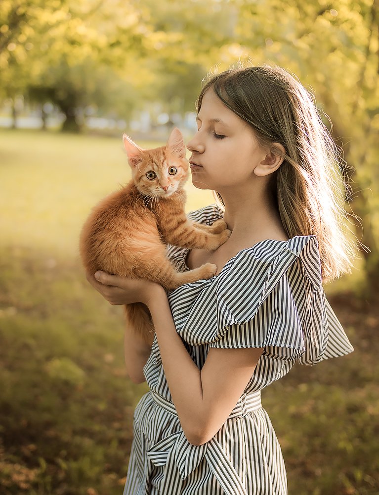 Девочка с персиком