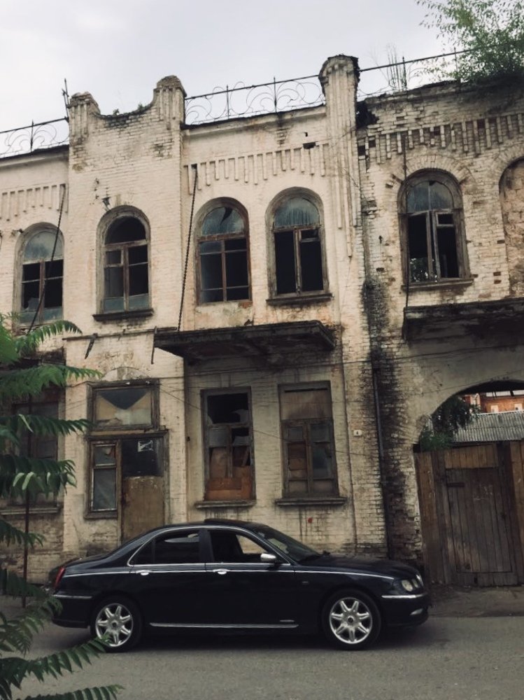 Пустой особняк  на пустынной улице...