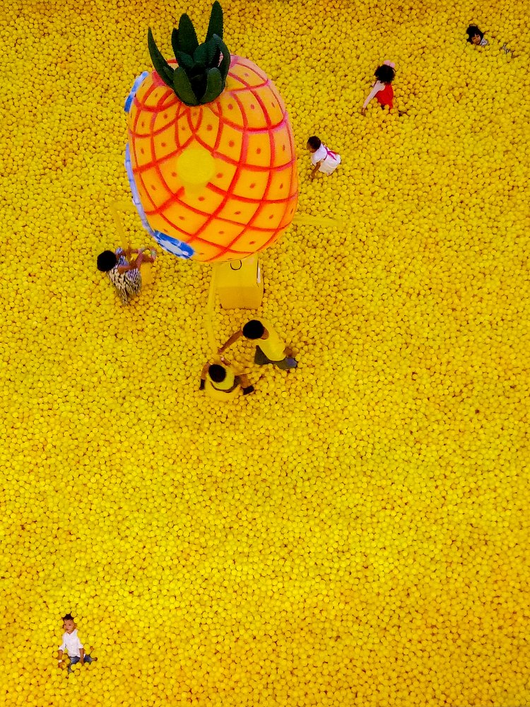 Sea of yellow balls