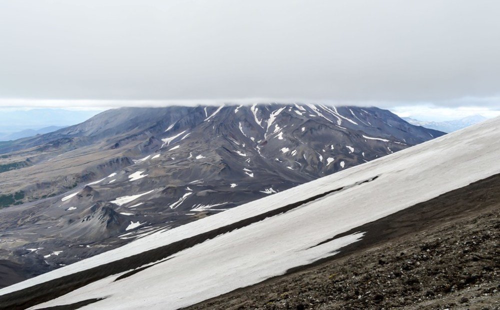 Корякский вулкан с Авачинского вулкана.