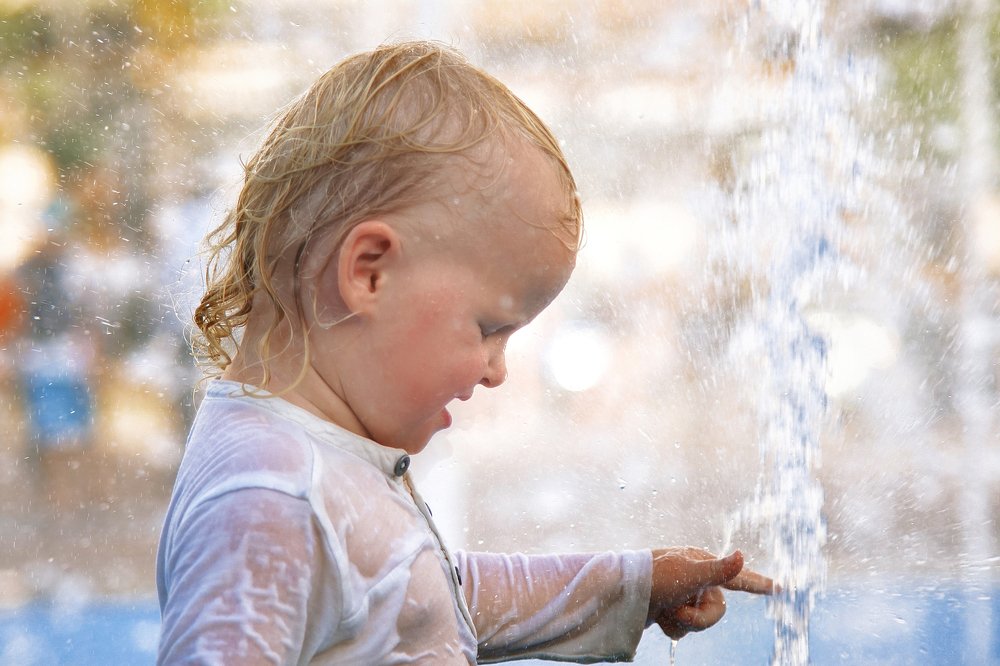 Ребенок и фонтан