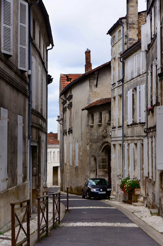 Старина и современность на одной улице.