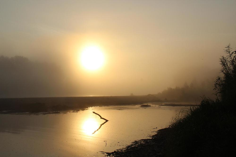 Восход над рекой.