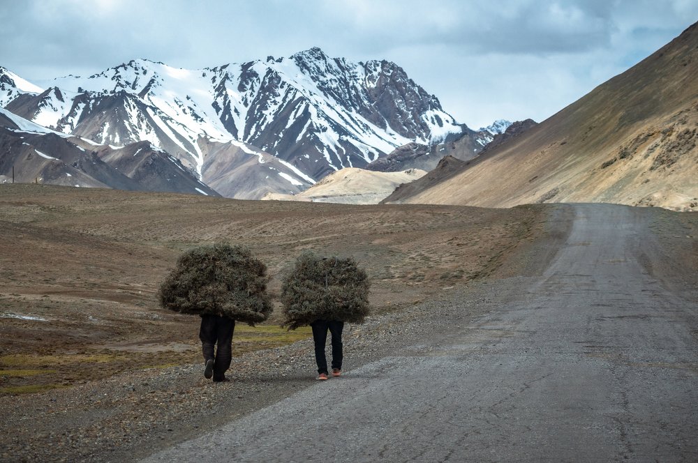 Двое на Памирском тракте