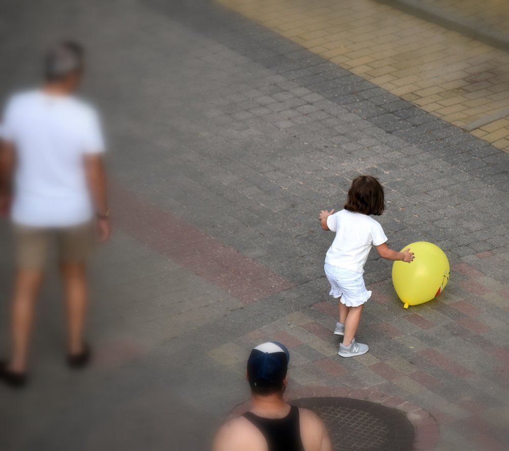 Девочка, бегущая за шариком / Girl, running behind the ball